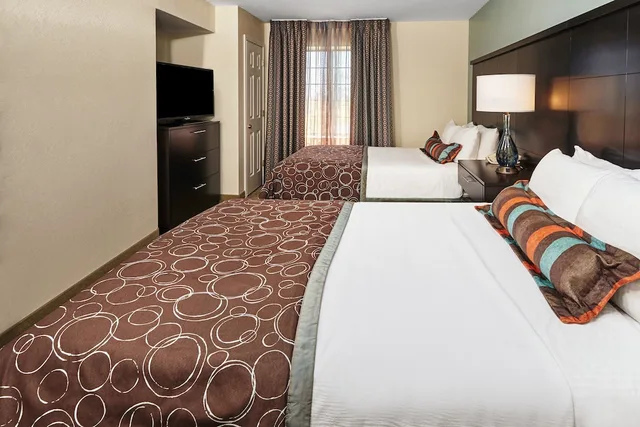2 Bedrooms, Suite, 1 Queen and 2 Double Beds, Kitchen, STAYBRIDGE SUITES LINCOLNSHIRE 1/2