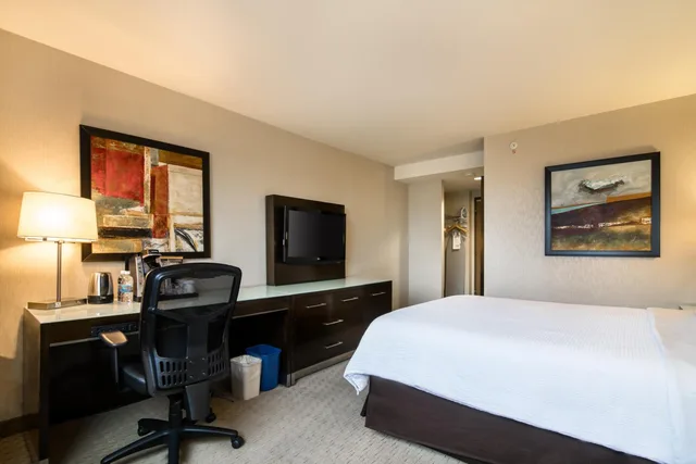غرفة قياسية بسرير كينج وسرير كوين في طابق مرتفع، Holiday Inn Vancouver Centre 6/8
