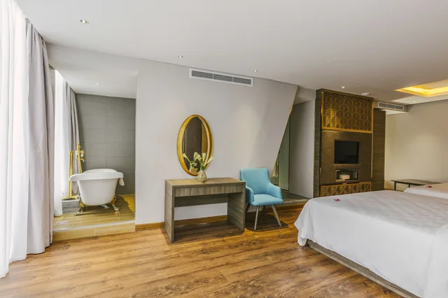 Noble, Suite, 2 King Beds, City View، Winsuites Saigon 8/10