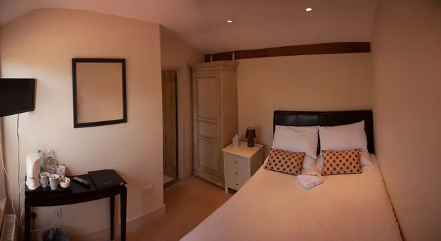 غرفة قياسية بسرير مزدوج بحمام خاص، Crystal Lodge Hotel 1/1
