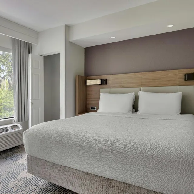 جناح بسرير كينج مع سرير سحّاب إضافي مع أريكة بحوض استحمام لذوي الإعاقة، SpringHill Suites by Marriott Jacksonville North I-95 Area 1/6
