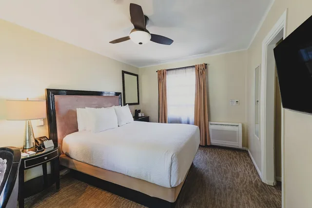 Room, Queen Bed, Coast Village Inn - Santa Barbara 5/6