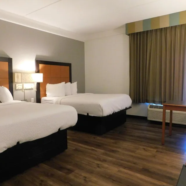 غرفة سوبيريور بسرير كوين بحوض استحمام لذوي الإعاقة، La Quinta Inn Suites Winston Salem 1/4