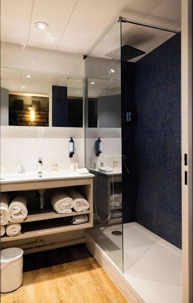 جناح بسرير كوين، Explorers Hotel 4/4