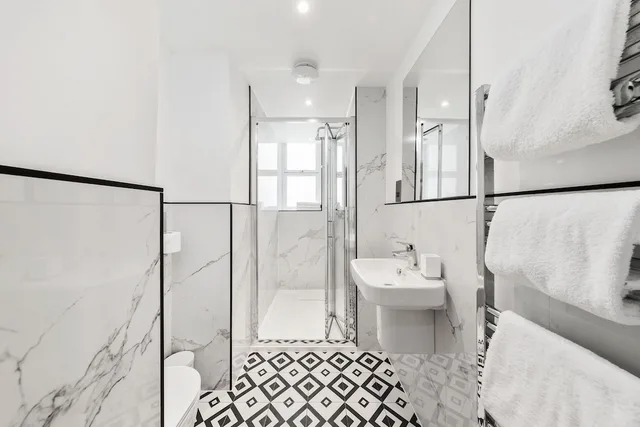 غرفة تنفيذية ثلاثية بسرير مزدوج وسرير فردي، Commodore Hotel London 6/7