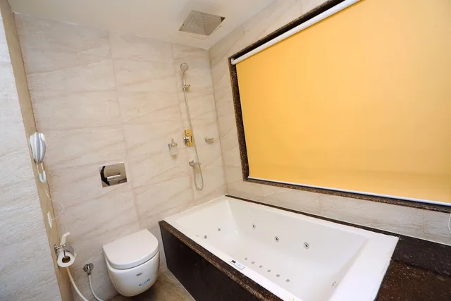 جناح جونيور بسرير كينج بإطلالة على البحيرة، Hotel Queens Park 6/6