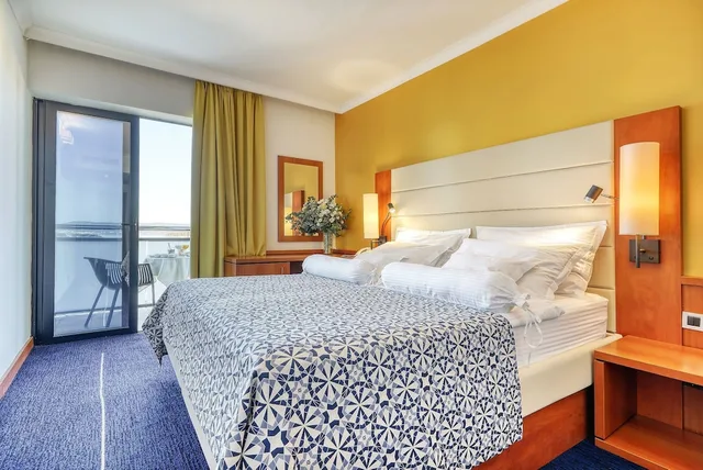 غرفة كلوب بريميوم بسرير مزدوج بإطلالة على البحر بشرفة، Ilirija Hotel 8/10