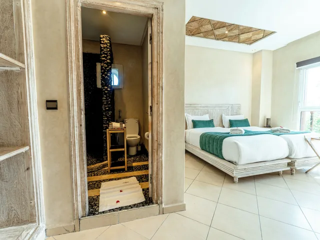 غرفة رباعية بسرير مزدوج وسريرين منفصلين بغرفتي نوم، Chateau Eden el Rouh And Spa 3/3