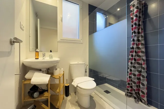3 Bedrooms, Apartment, 1 Double and 4 Single Beds, 2 Bathrooms، Animapartments Sants 10/10