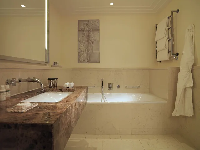 جناح جونيور بسرير كينج، ROCCO FORTE THE CHARLES HOTEL 2/3