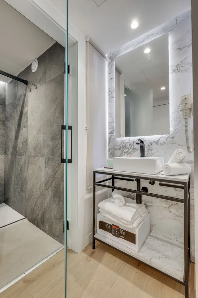 غرفة كومفورت ثلاثية بسرير كينج وسرير فردي، HOTEL BEAUSEJOUR 5/5