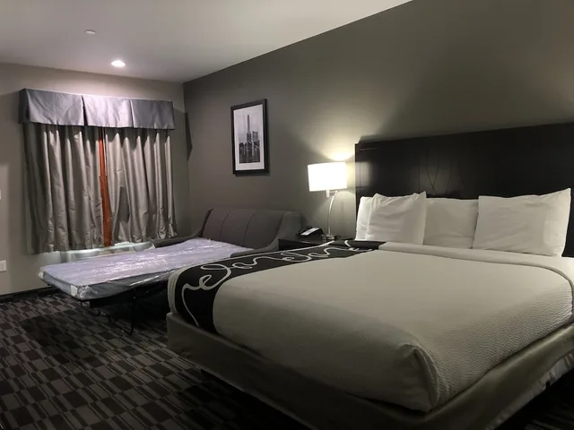 غرفة ديلوكس بسرير كينج مع أريكة، Catoosa Inn and Suites 1/4