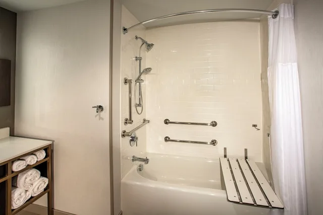 جناح بسرير كينج بحوض استحمام لذوي الإعاقة، Hampton Inn Pullman, WA 3/3