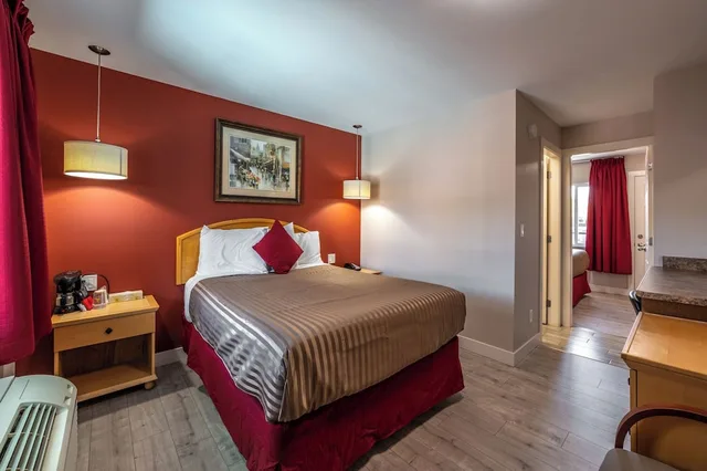 Room, 2 Queen Beds, Courtyard View, Pool Side، Sahara Courtyard Inn Penticton 2/7