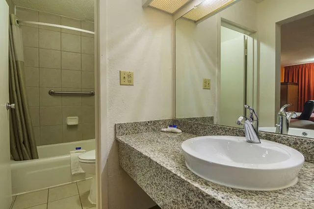 1 King Bed - Premium, Micfridge, Non-Smoking، Motel6 Conyers, GA 7/8