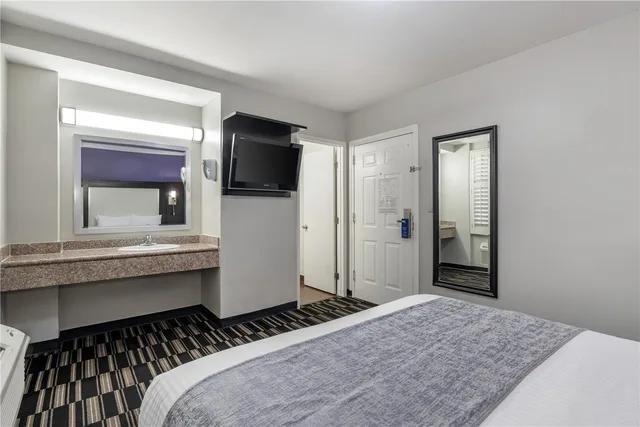 غرفة بسرير كوين، Surestay Hotel By Best Western Beverly Hills West 5/8