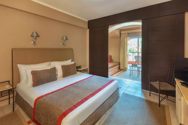غرفة ديلوكس عائلية بسريرين منفصلين بإطلالة على المسبح، JAZ Makadi Oasis Resort 1/4