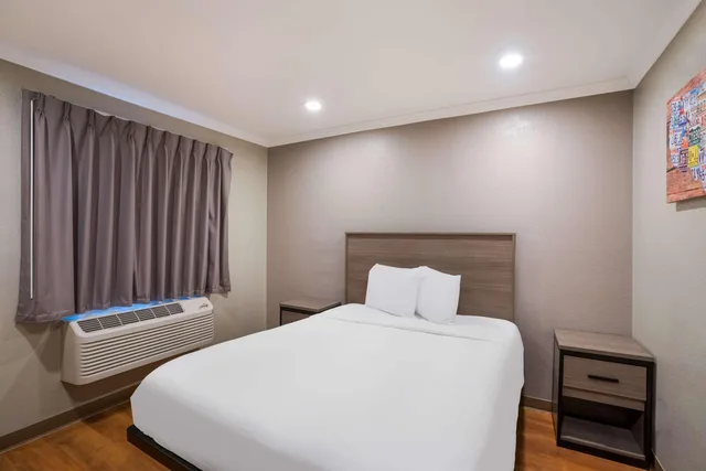 غرفة بسرير كوين للمدخنين لذوي الإعاقة، Econo Lodge Vallejo, CA 1/5