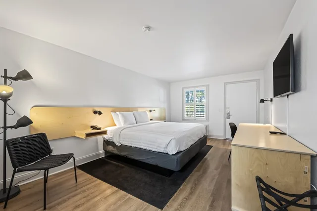 Room, King Bed, Pet Friendly, Charleston Creekside Inn 3/4