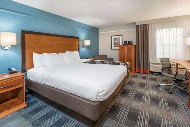 غرفة بسرير كينج، La Quinta Inn San Antonio Brooks City Base 1/2