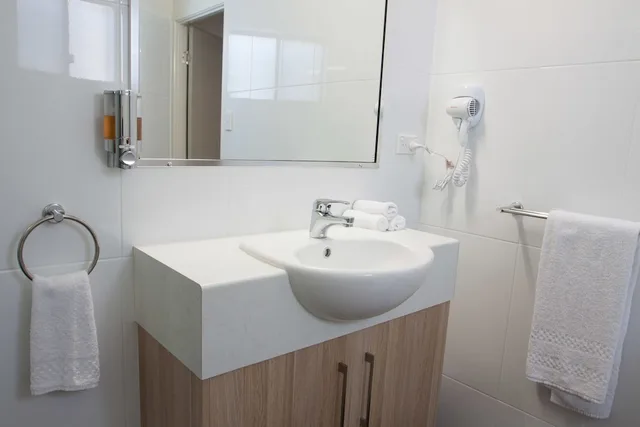 Upstairs, Single, 1 Queen and 1 Single Bed, Queen Bed، Abode37 3/3