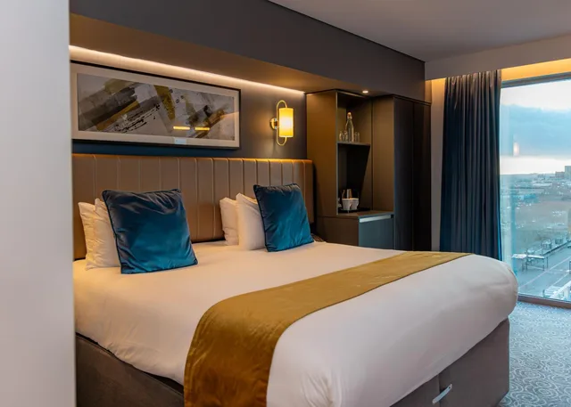 غرفة بسرير كينج لذوي الإعاقة، Hotel La Tour 1/5