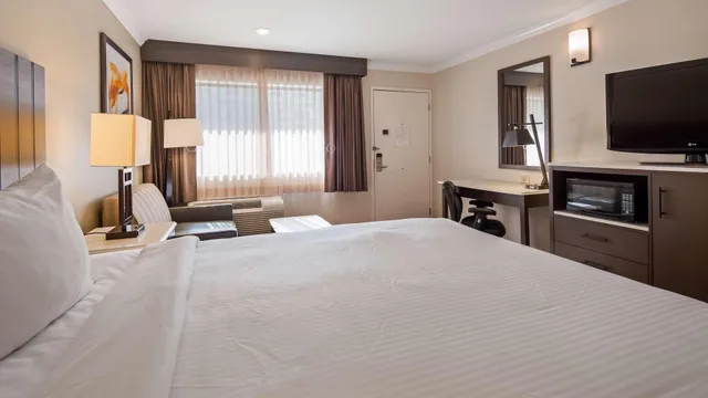 غرفة بسرير كينج، Best Western Plus Orange County Airport North 2/10