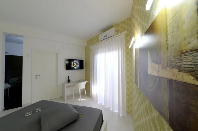 جناح استوديو أساسي بسرير كوين، X Hotel 2/2