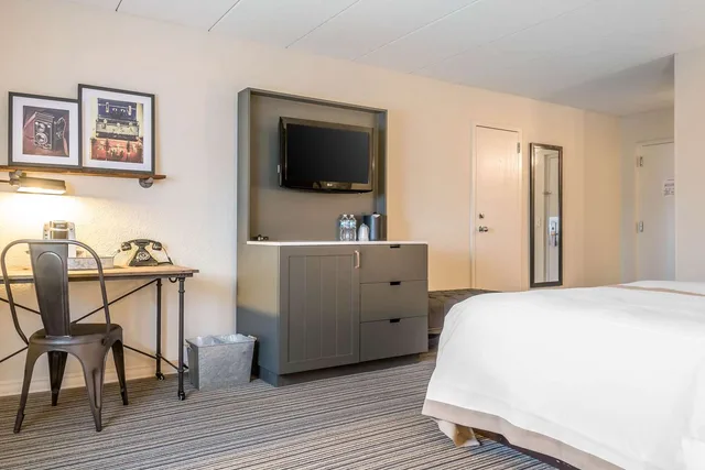 غرفة بسرير كينج، ENVISION HOTEL ST. PAUL SOUTH, AN ASCEND HOTEL COLLECTION 2/2