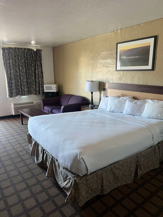 غرفة بسرير كينج للمدخنين، Americas Best Value Inn Wendover 2/3