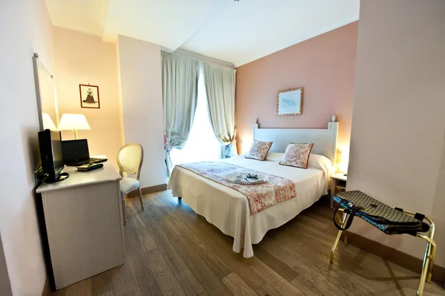 غرفة قياسية بسرير كوين، Ostuni Palace 3/5
