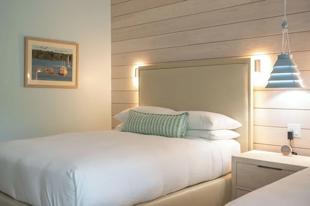 Room, 2 Queen Beds, Cove Side, The Colony Hotel 1/9