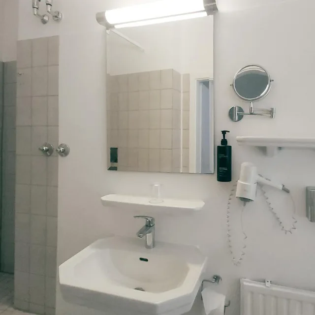 Room, Single, Garner Hotel Berlin Messe by IHG 7/9