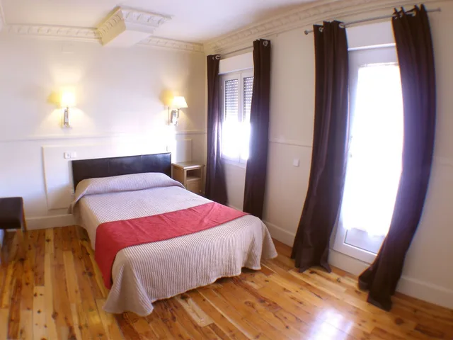 غرفة بسريرين منفصلين بإطلالة على المدينة بشرفة، Hostal Canovas 1/3