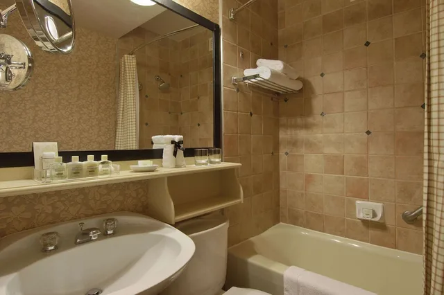 Fairmont, King Bed, River View، Fairmont Le Chateau Montebello 2/2