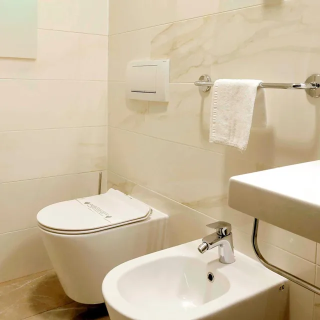 غرفة ثلاثية، Dama Hotel 5/7