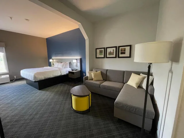 Efficiency, Superior, King Bed, Sofa, Accessible، Comfort Suites Crossville 4/10