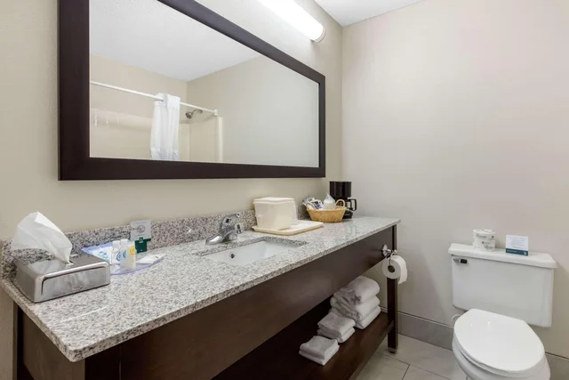 Upgrade, Suite, King Bed، Quality Inn & Suites Mountain Home North 2/2