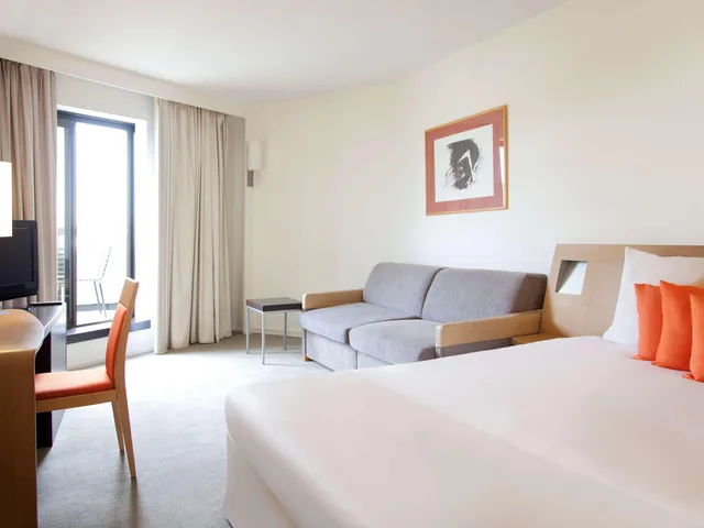 Standard, Double Bed, Sofa, Novotel Birmingham Centre 6/10