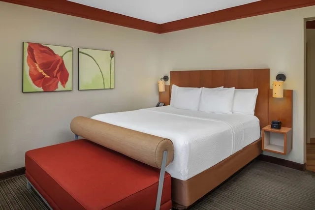 غرفة بسرير كينج، La Quinta Inn & Suites by Wyndham Atlanta Ballpark/Galleria 5/10