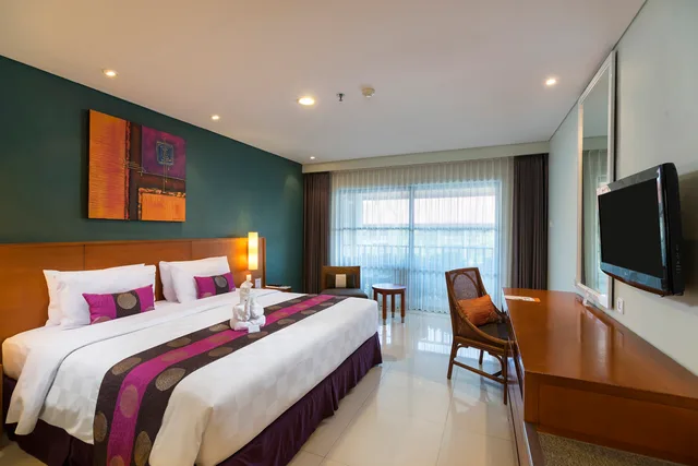 غرفة ديلوكس بسرير كينج بإطلالة على المسبح، Bali Dynasty Resort 1/3