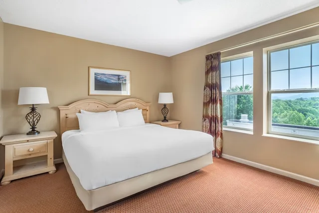 كوخ بسريرين منفصلين وسريرين كينج بغرفتي نوم مع أريكة، Sunrise Ridge Resort 2/9