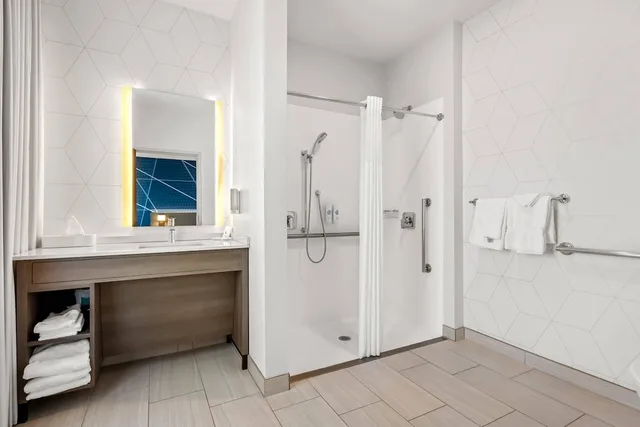 جناح بسرير كينج مع أريكة لذوي الإعاقة، Comfort Inn & Suites at Sanford Sports Complex 7/8