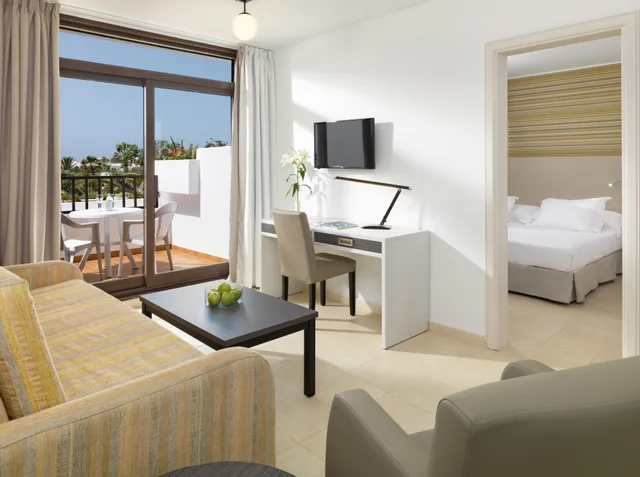 جناح عائلي بإطلالة على المسبح بشرفة، H10 Suites Lanzarote Gardens 1/1