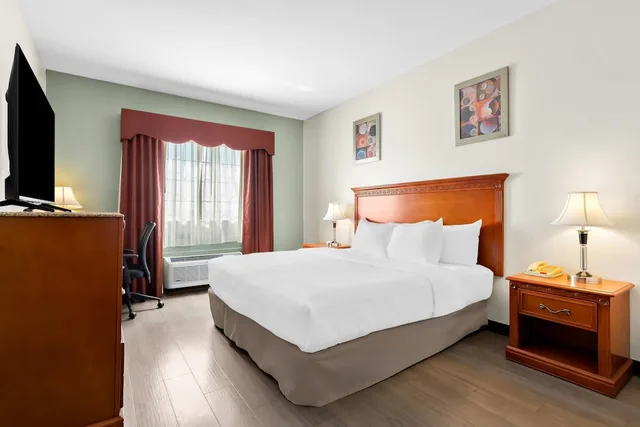 جناح بسرير كينج مع أريكة، Quality Inn & Suites McAlester on Hwy 69 1/8