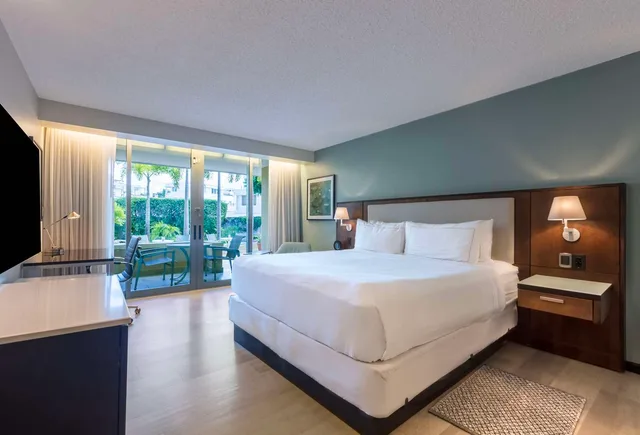 غرفة بسرير كينج بإطلالة على الحديقة بشرفة، Doubletree By Hilton Hotel San Juan 2/4