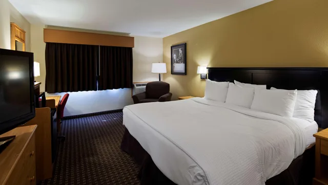 Hai, King Bed، Best Western Golden Spike Inn & Suites 1/5
