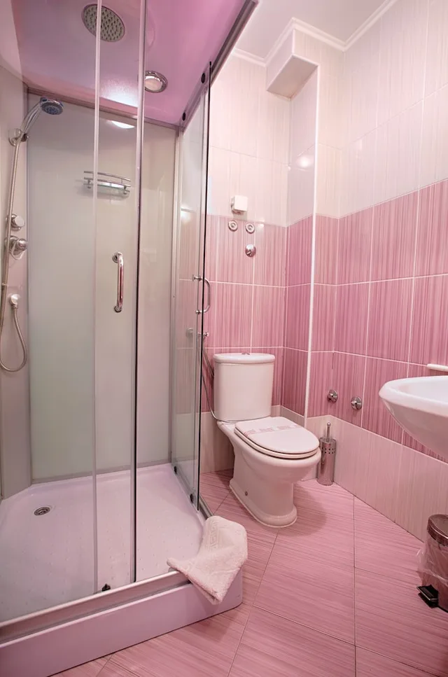 غرفة مفردة، Hotel Herc 9/10