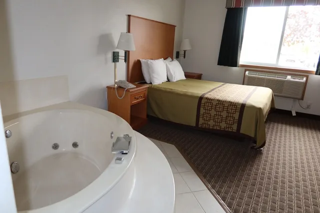 جناح بسرير كوين بحوض جاكوزي لذوي الإعاقة، Americas Best Value Inn Annandale 2/2
