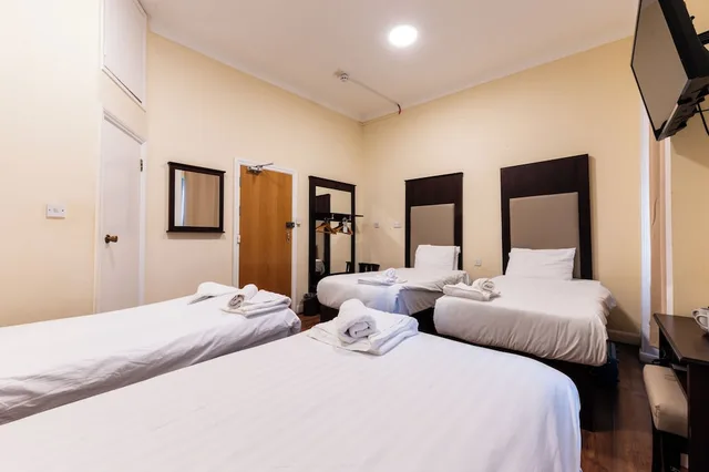 غرفة رباعية بأربعة أسرّة، Astoria Hotel 4/9